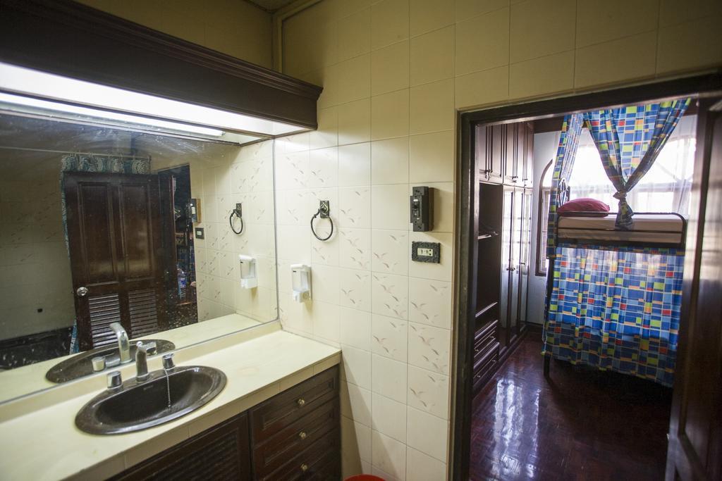 Mad Cow Hostel Бангкок Номер фото