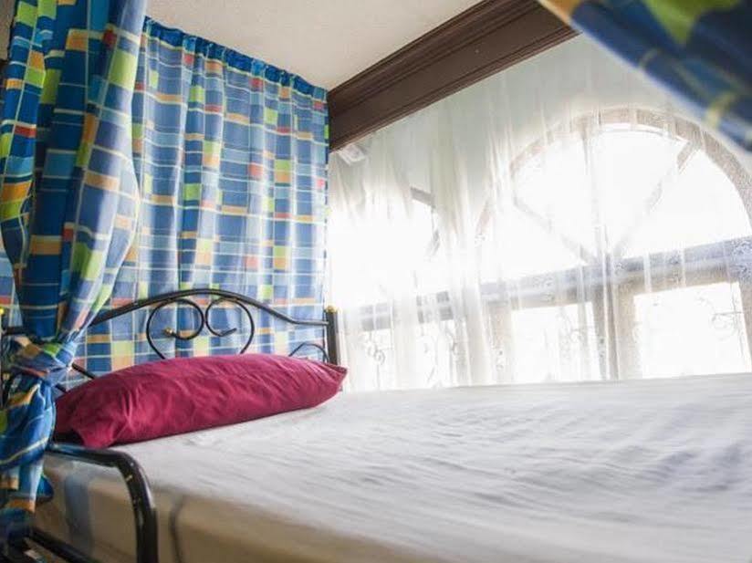Mad Cow Hostel Бангкок Экстерьер фото